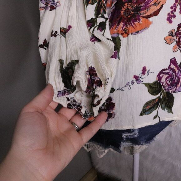 Daytrip | V Neck Floral Blouse Small - Picture 4 of 7